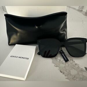 GENTLE MONSTER Black Sunglasses. Her Small 01